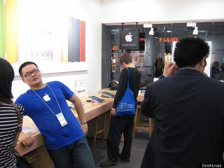 Illustration for article titled Así es la tienda (falsa) de Apple en Afganistán